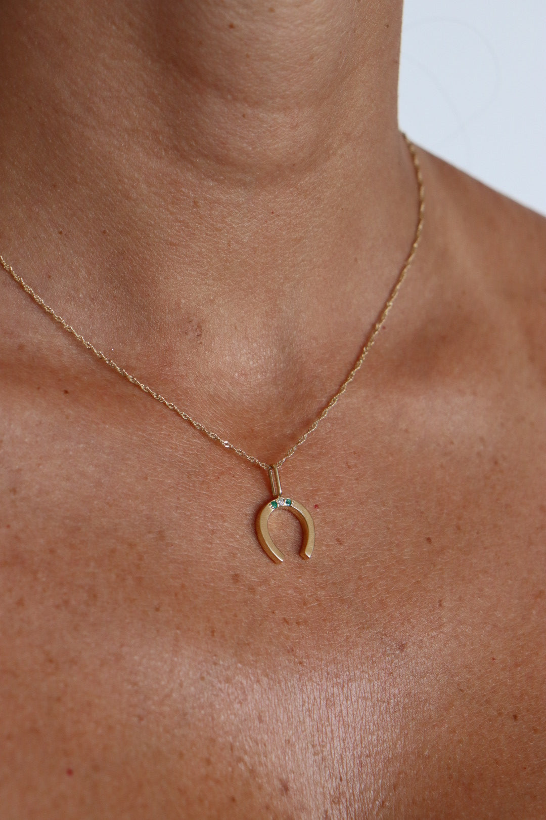 Herradura oro 10k esmeralda y diamante