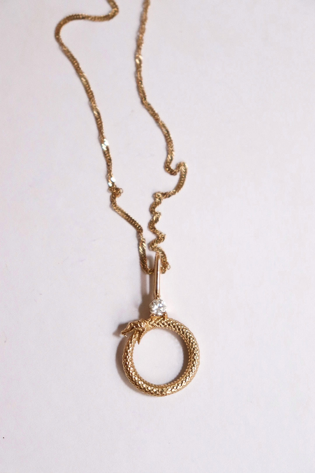 Ouroboros oro 10k diamante natural