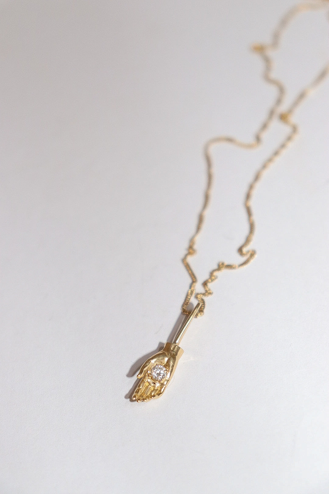 Mano de protección oro 10k diamante natural